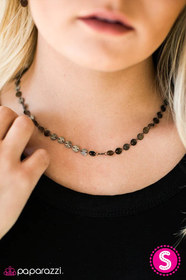 Collar Paparazzi ~ Que haya foco de atención - Negro