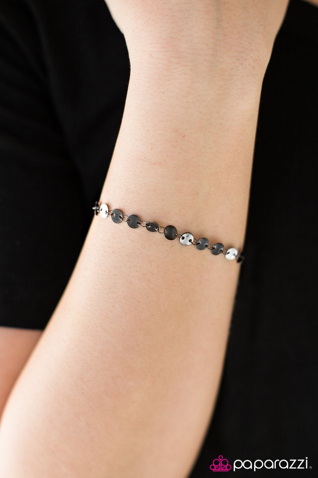 Pulsera Paparazzi ~ Spotlight Social - Negro