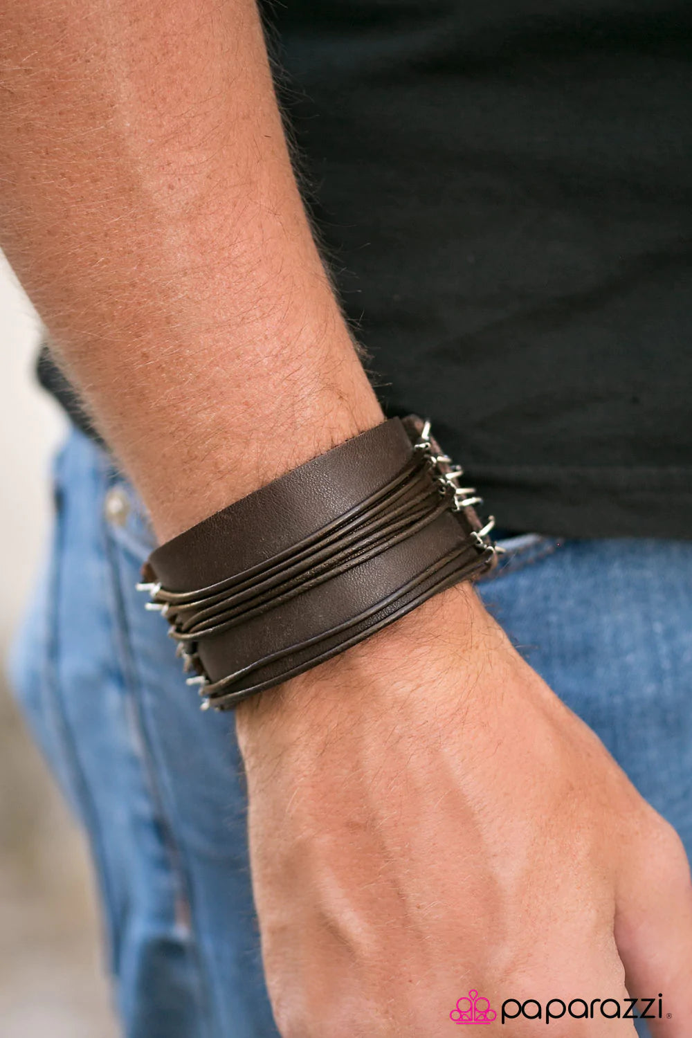 Pulsera Paparazzi ~ Cada hombre por sí mismo - Marrón