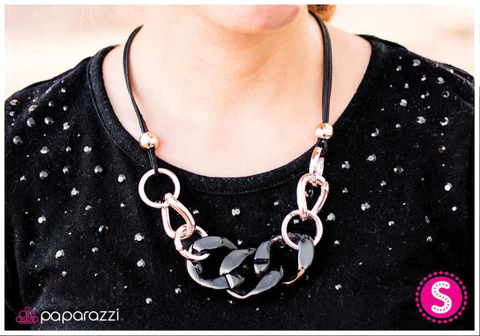 Collar Paparazzi ~ Unidos por la cadera - Negro