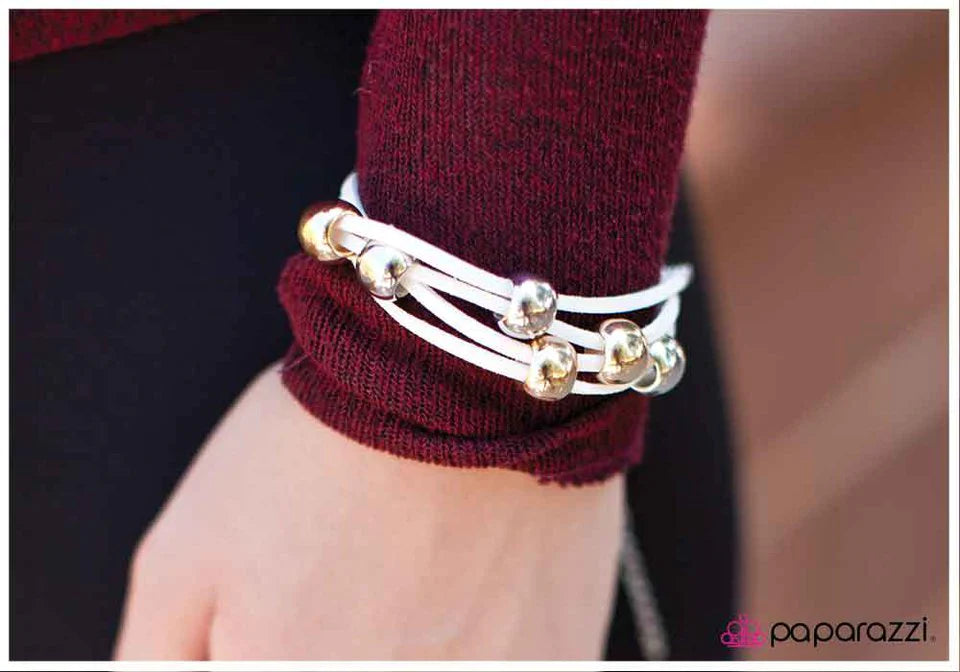 Pulsera Paparazzi ~ Overly Understated - Blanco