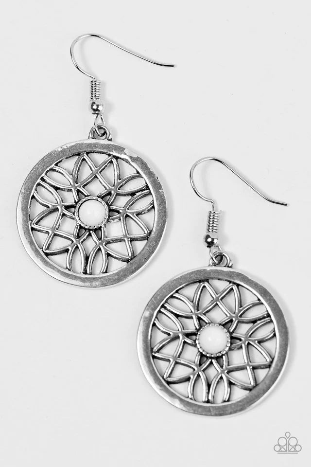 Pendiente Paparazzi ~ Pinch Me, Im GLEAMING - Blanco