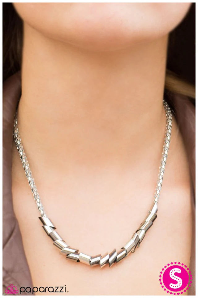 Collar Paparazzi ~ Alto calibre - Plata