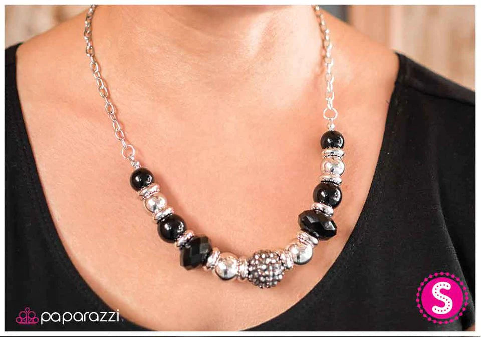 Collar Paparazzi ~ Fashionably Late - Negro