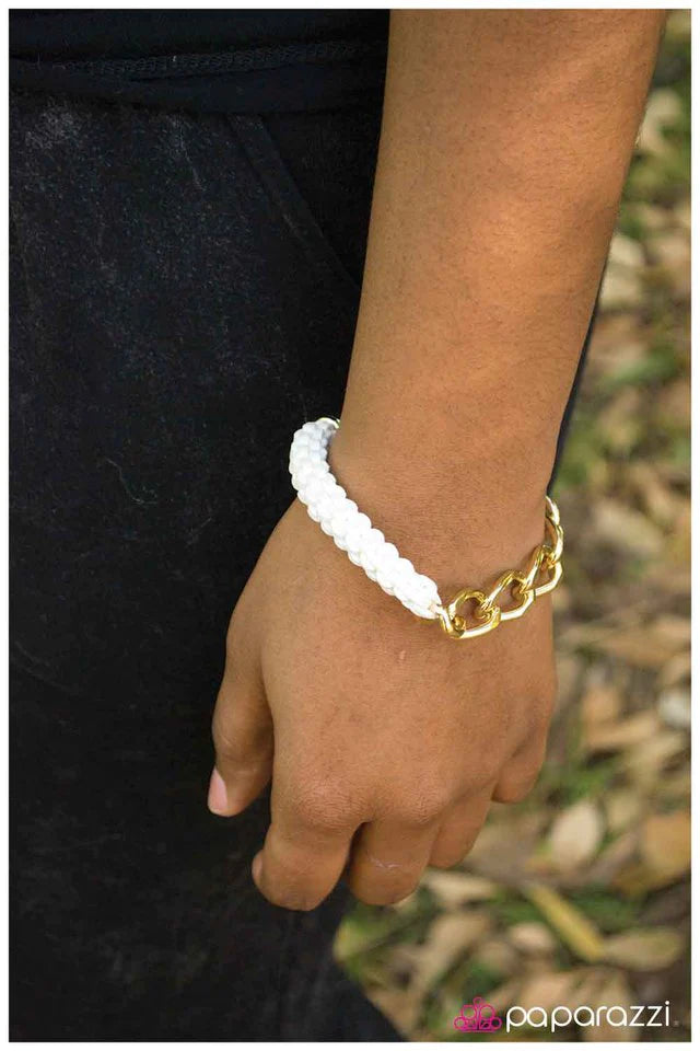 Pulsera Paparazzi ~ Gateando con confianza - Blanco