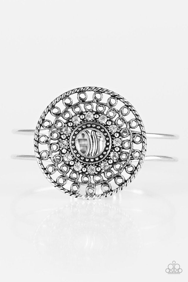 Pulsera Paparazzi ~ Si hay una rueda, hay un camino - Blanco