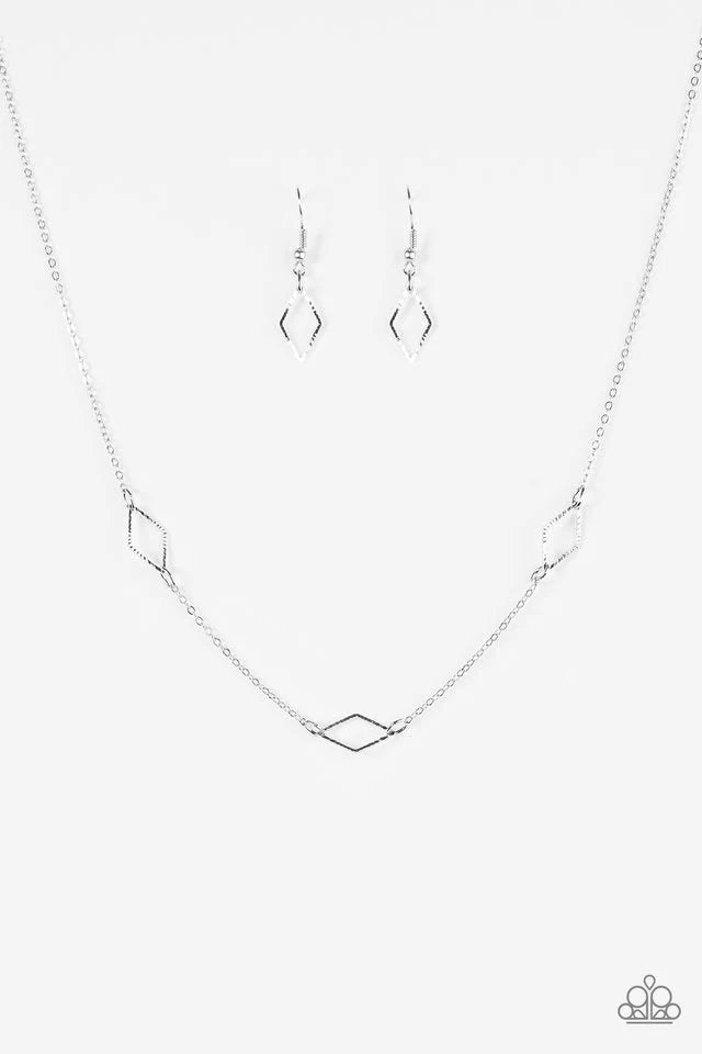 Collar Paparazzi ~ Peligrosamente delicado - Plata