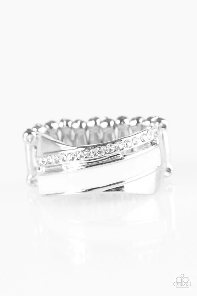Anillo Paparazzi ~ Envuelto en resplandor - Blanco