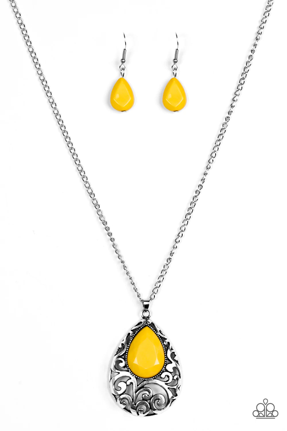 Collar Paparazzi ~ Voguish Vanity - Amarillo