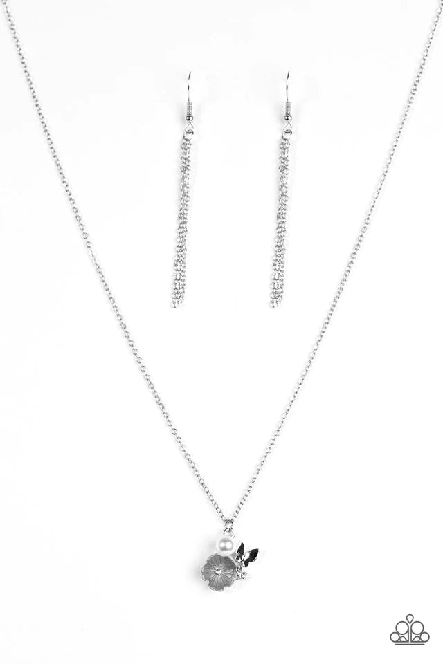 Collar Paparazzi ~ Girl Glimmer - Plata