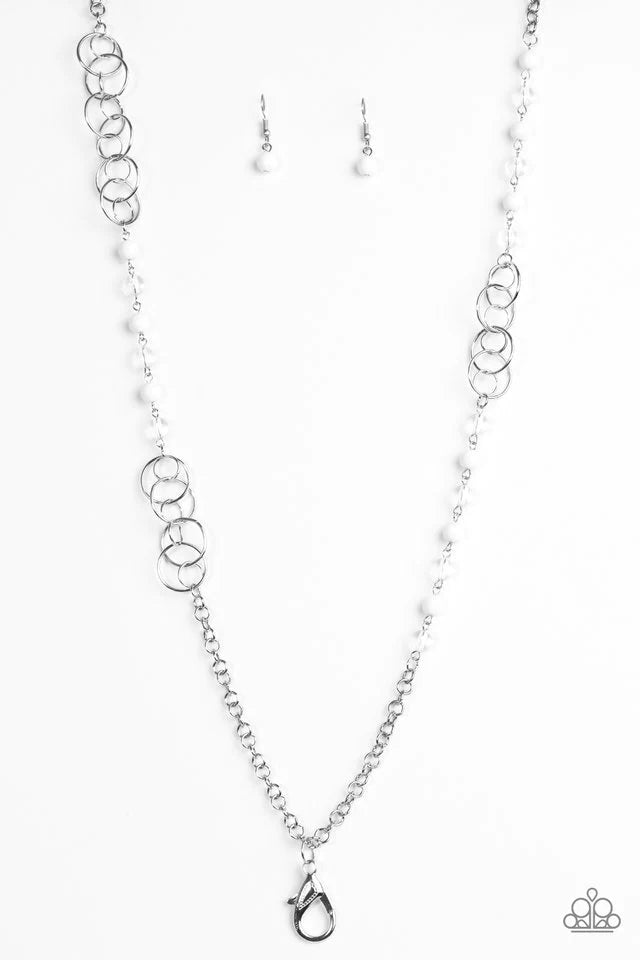 Collar Paparazzi ~ Descubrimiento de ensueño - Cordón blanco