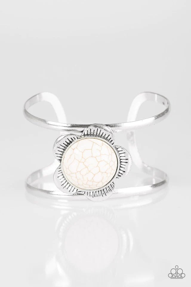 Pulsera Paparazzi ~ Desert Blooms - Blanco