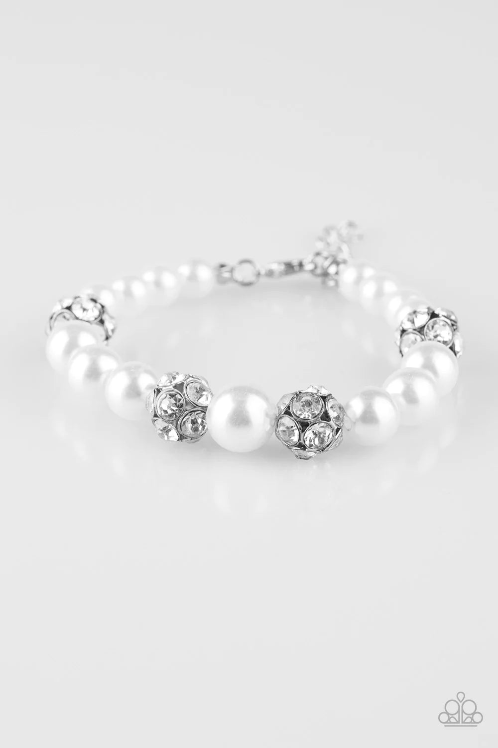 Pulsera Paparazzi ~ Perlas y salones - Blanco