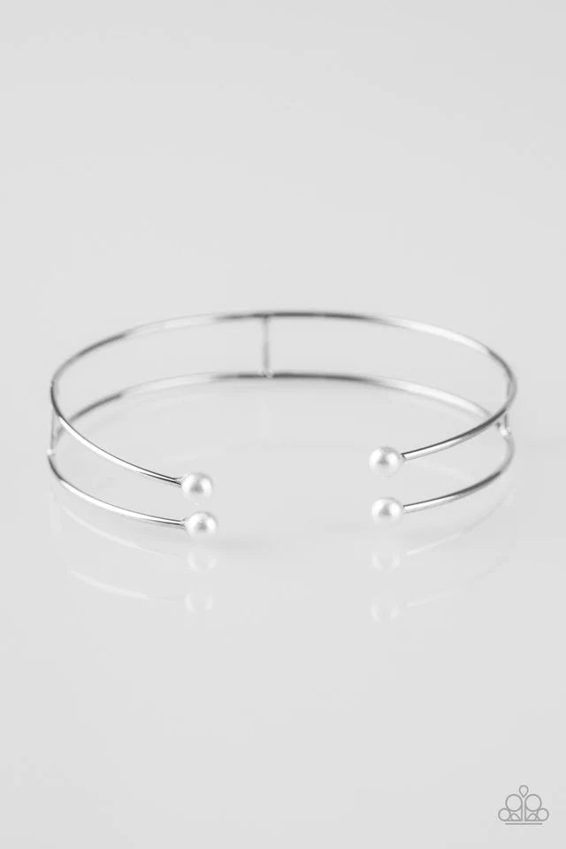 Pulsera Paparazzi ~ Delicadamente recatada - Blanco