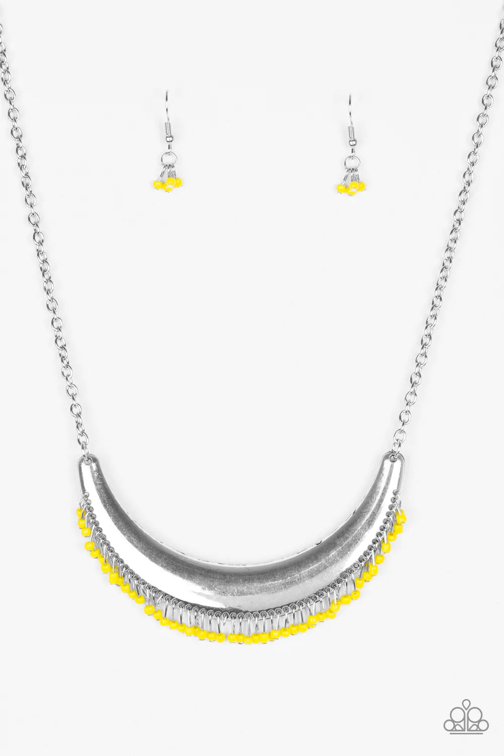 Collar Paparazzi ~ Flecos al descubierto - Amarillo