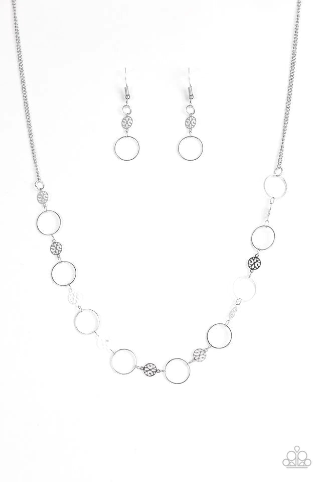 Collar Paparazzi ~ Delicado y recatadamente - Plata