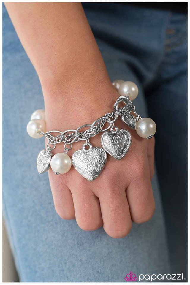 Pulsera Paparazzi ~ Corazón de corazones - Blanco