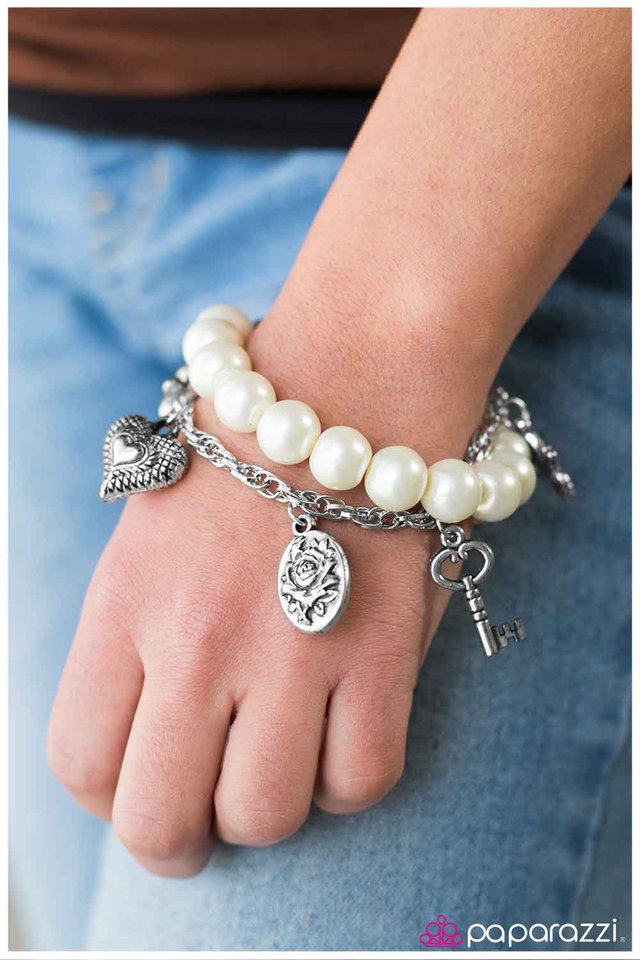 Pulsera Paparazzi ~ ¡Qué encanto! - Blanco