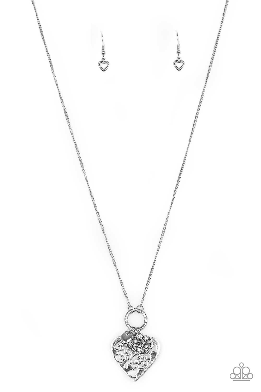 Collar Paparazzi ~ Corazones generosos - Blanco