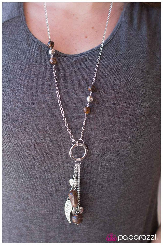 Collar Paparazzi ~ Colgando de un momento - Marrón