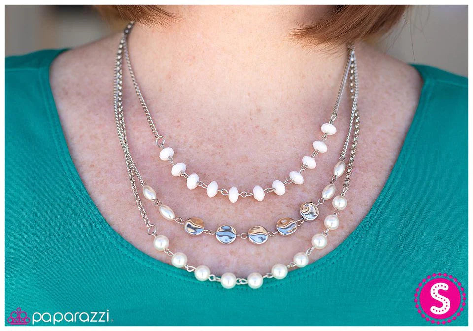 Collar Paparazzi ~ Hay algo en el aire - Blanco