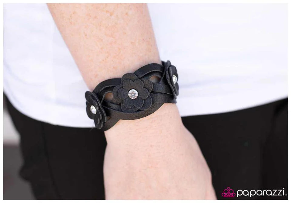 Pulsera Paparazzi ~ Tejiendo por el sendero del jardín - Negro