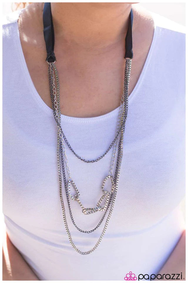 Collar Paparazzi ~ Delicadamente peligroso - Negro