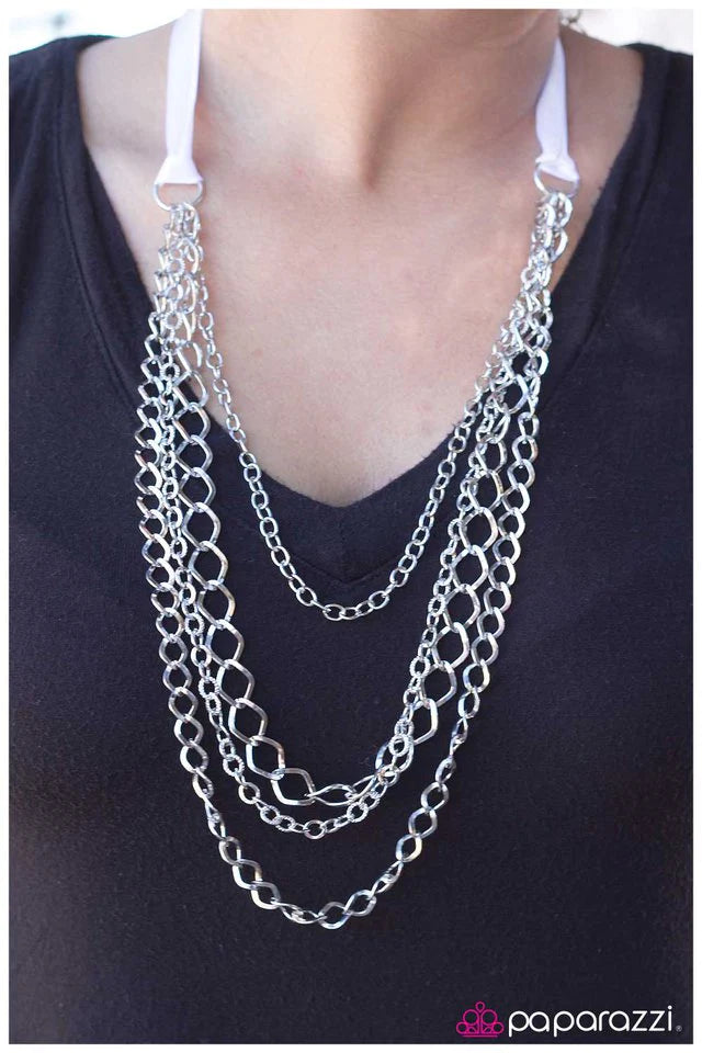 Collar Paparazzi ~ Sin ataduras - Blanco