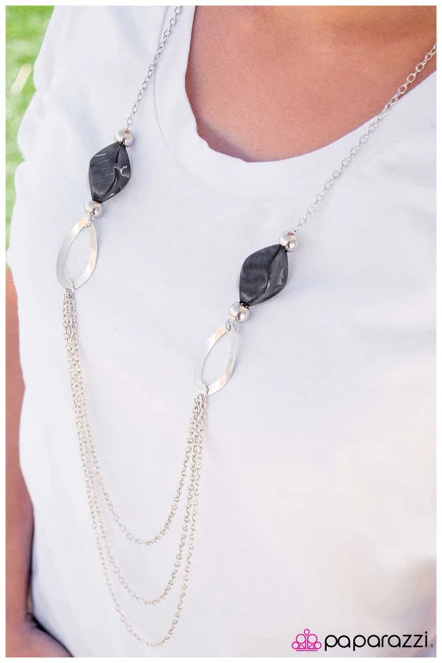 Collar Paparazzi ~ Mi cabeza da vueltas - Negro