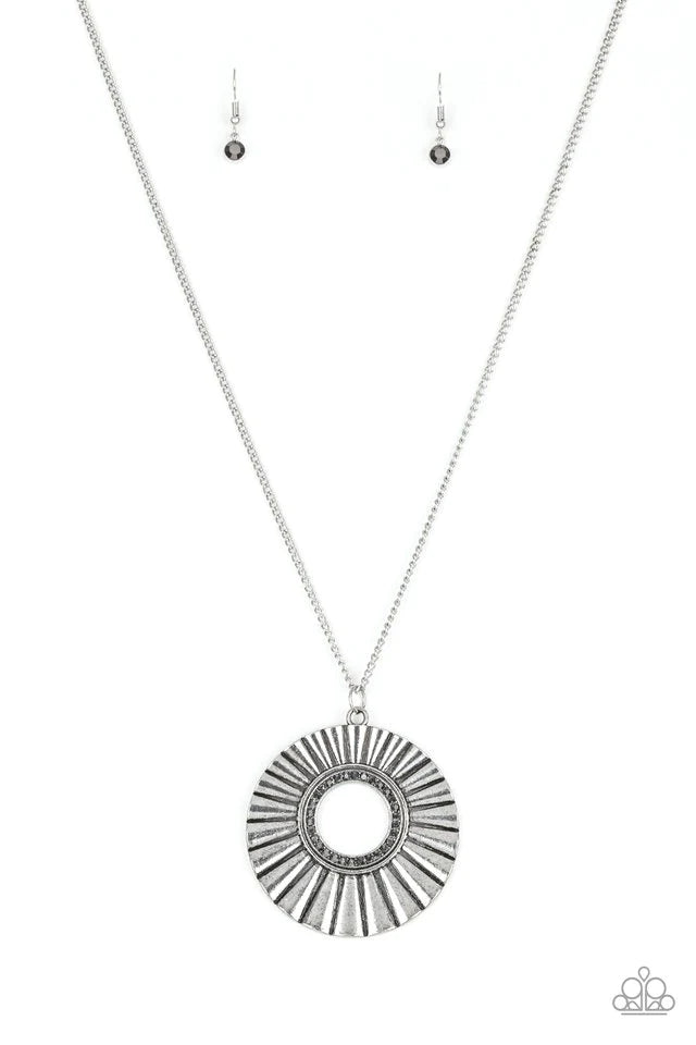 Collar Paparazzi ~ Centro elegante - Plata