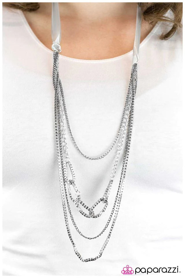 Collar Paparazzi ~ Delicadamente peligroso - Plata
