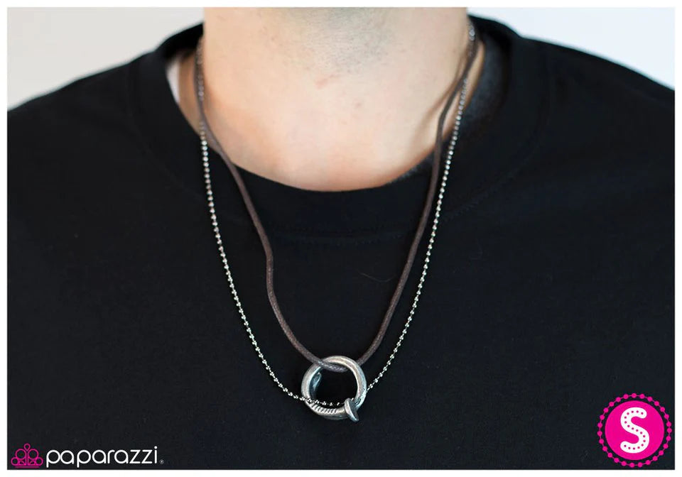 Collar Paparazzi ~ Da en el clavo - Marrón