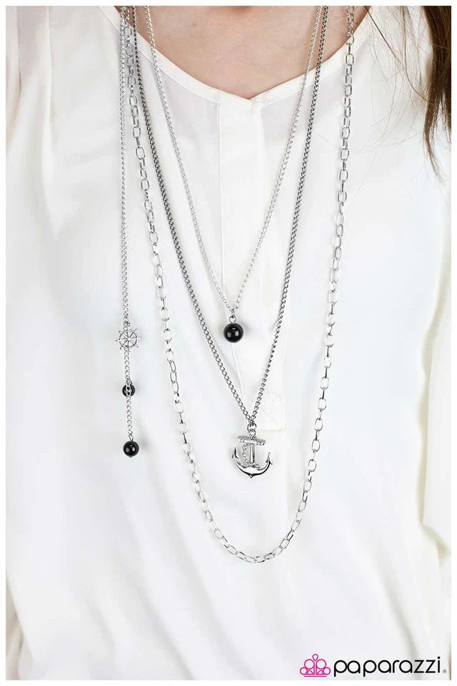 Collar Paparazzi ~ Navegando por los mares radiantes - Negro