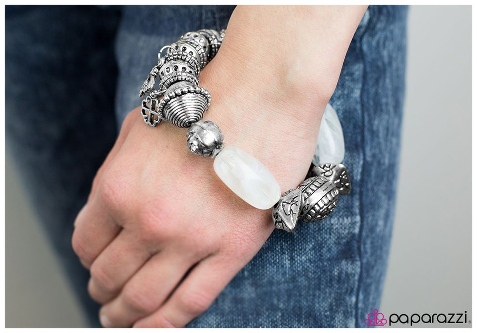 Pulsera Paparazzi ~ Dale un giro - Blanco