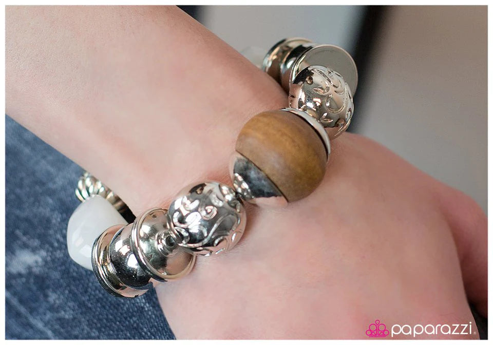 Pulsera Paparazzi ~ Vaso medio lleno - Blanco