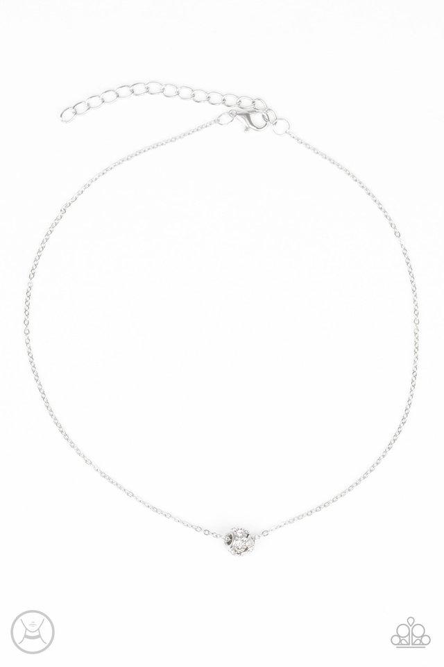 Collar Paparazzi ~ Brillo modesto - Blanco