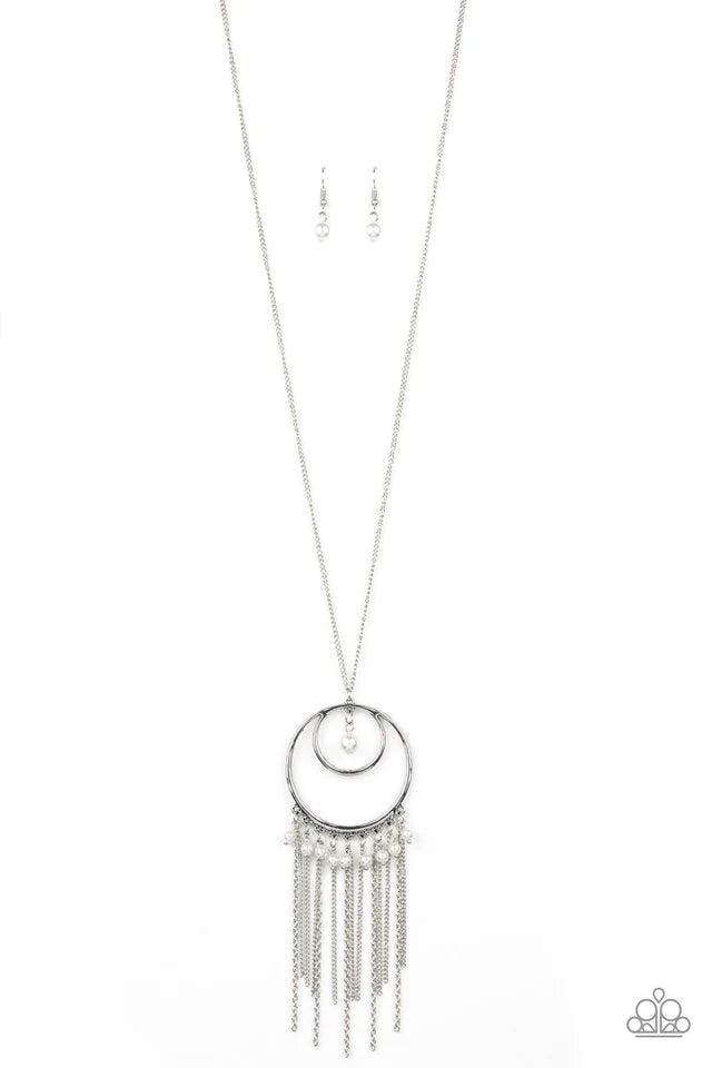 Collar Paparazzi ~ Brillo fuera de límites - Blanco