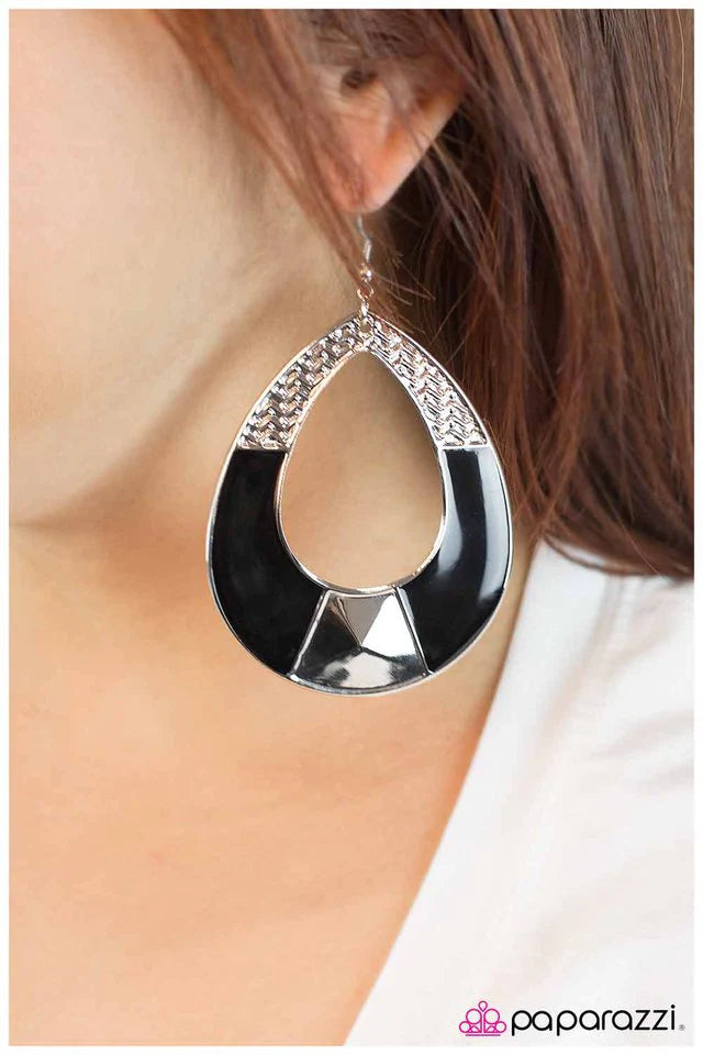 Paparazzi Earring ~ Fame and Fortune - Black