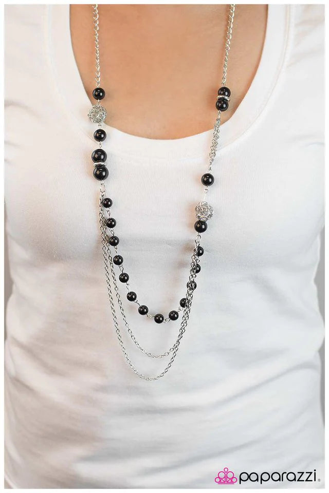 Collar Paparazzi ~ Bien gastado - Negro