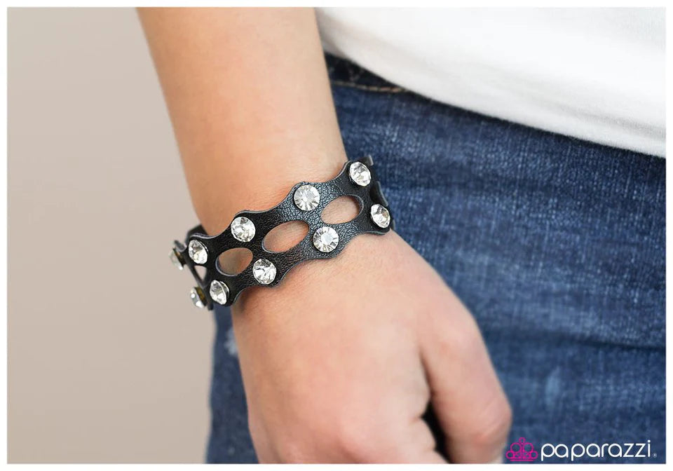 Pulsera Paparazzi ~ Wild Card - Negra