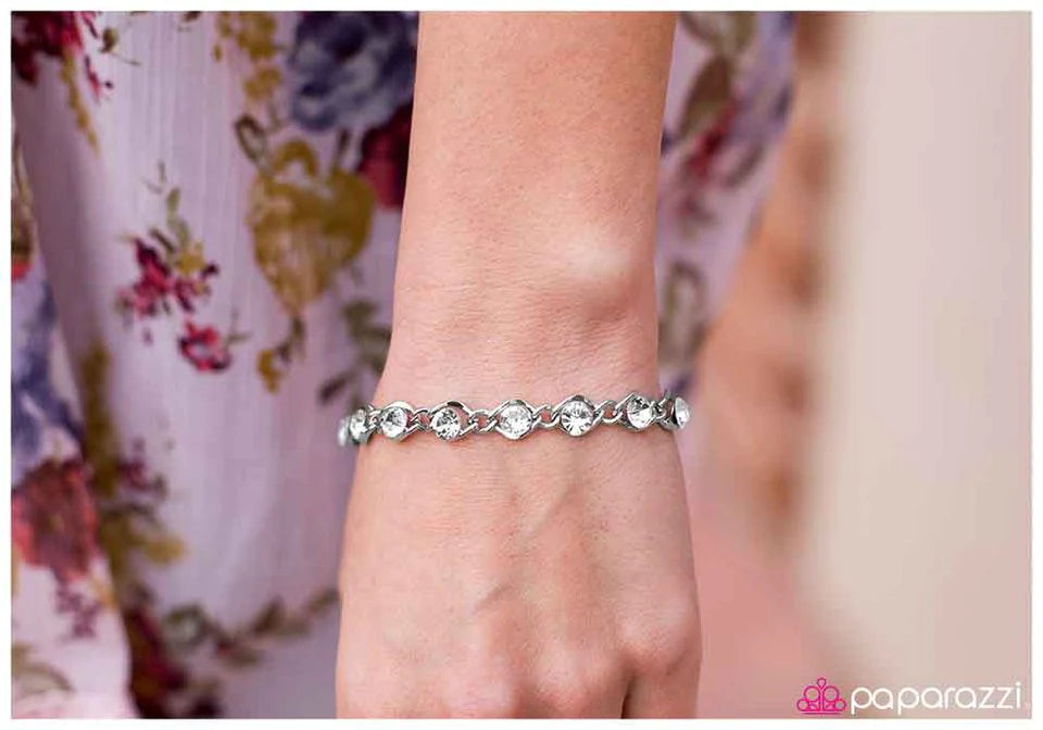 Pulsera Paparazzi ~ Down the Line - Blanca