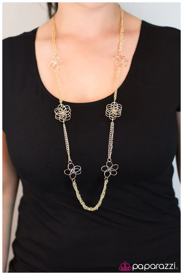 Collar Paparazzi ~ Recogiendo pétalos - Oro