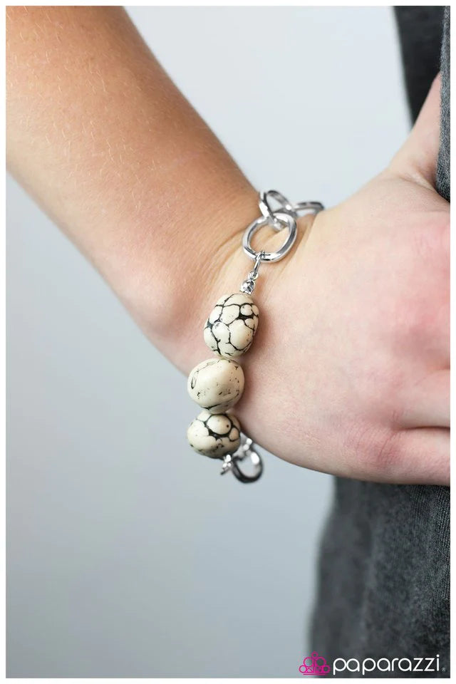 Pulsera Paparazzi ~ Palos y Piedras - Blanco