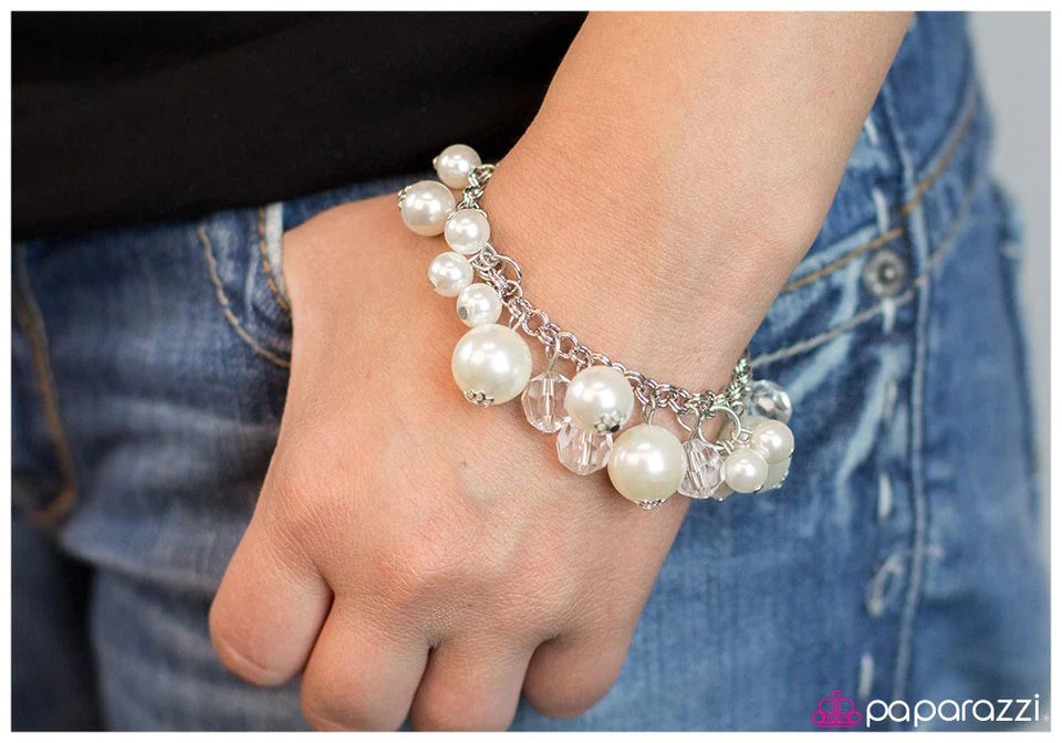 Pulsera Paparazzi ~ Old Money - Blanca