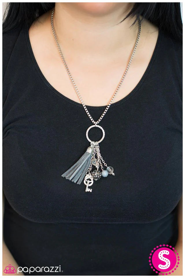 Collar Paparazzi ~ En las afueras - Plata