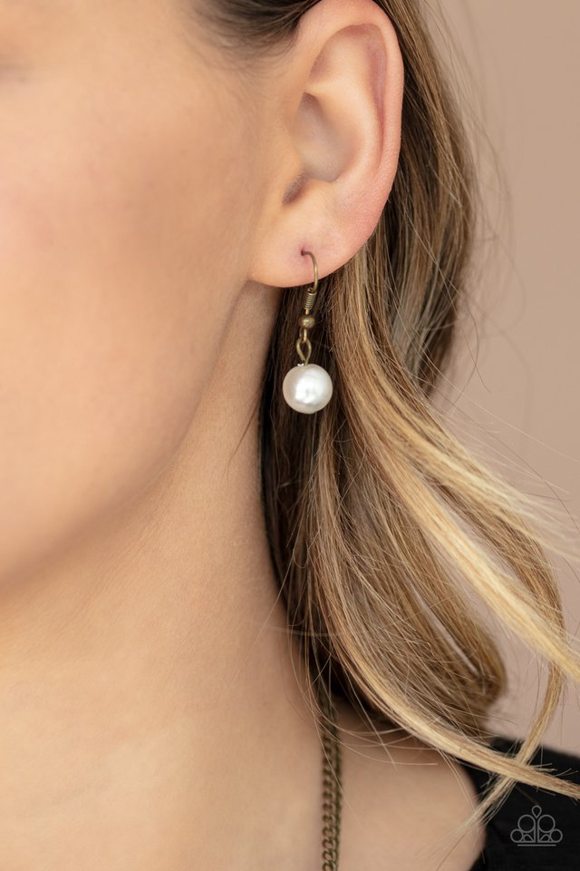 Vintage Diva - Brass - Paparazzi Necklace Image