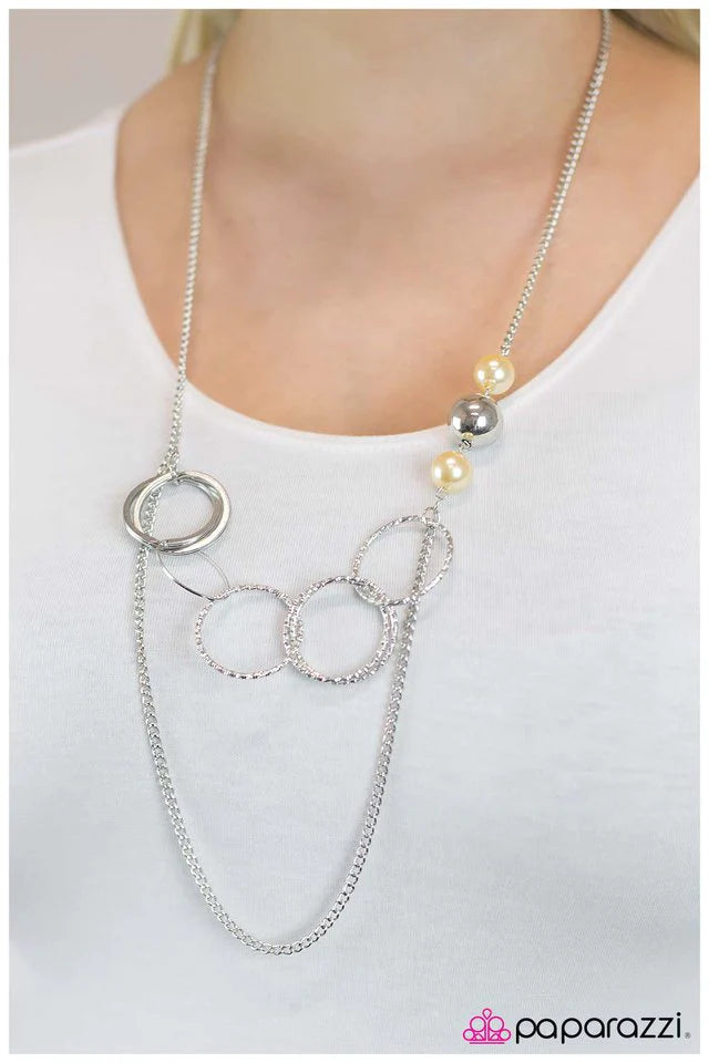 Collar Paparazzi ~ Expresionista - Amarillo