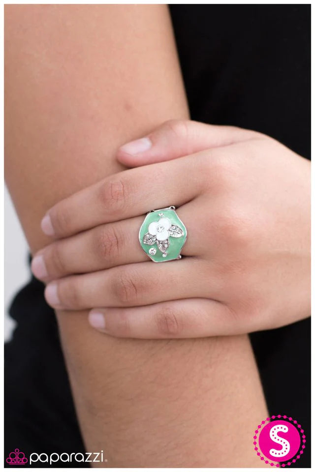 Anillo Paparazzi ~ Lirio Gaviota - Verde