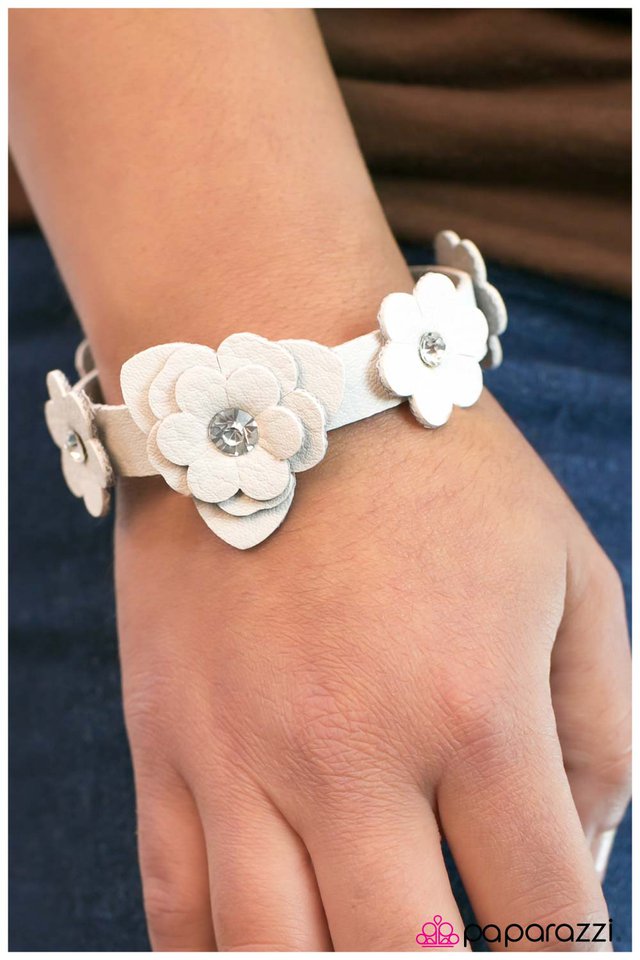 Pulsera Paparazzi ~ Show-Off - Blanca