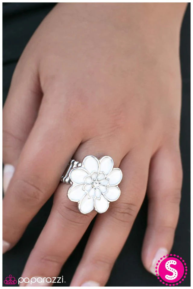 Anillo Paparazzi ~ Spring Fling - Blanco